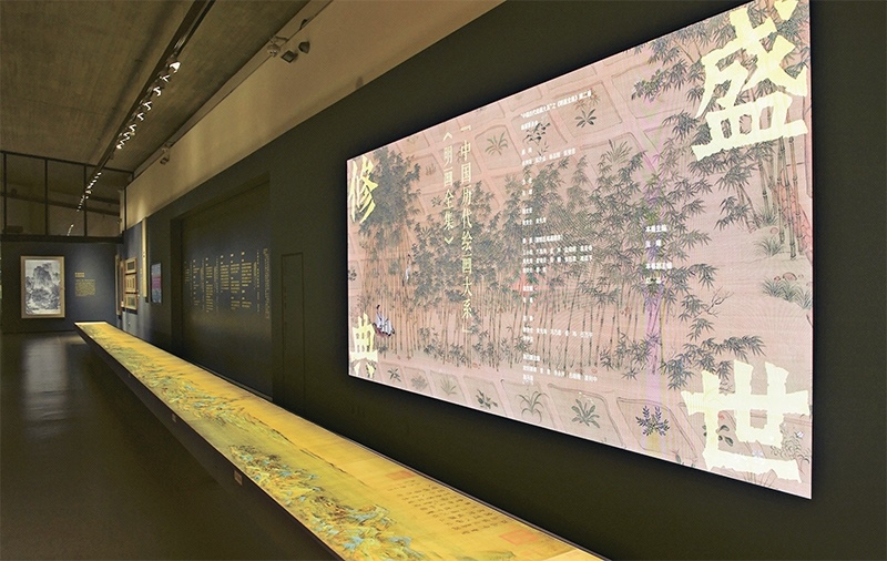 “中國歷代繪畫大系”，是習(xí)近平總書記親自批準(zhǔn)、高度重視的一項(xiàng)規(guī)模浩大、縱貫歷史、橫跨中外的國家級(jí)重大文化工程。圖為中國國家版本館杭州分館展示的“盛世修典——‘中國歷代繪畫大系’”收錄的數(shù)字化古畫（2023年5月31日攝）。 新華社記者 翁忻旸/攝