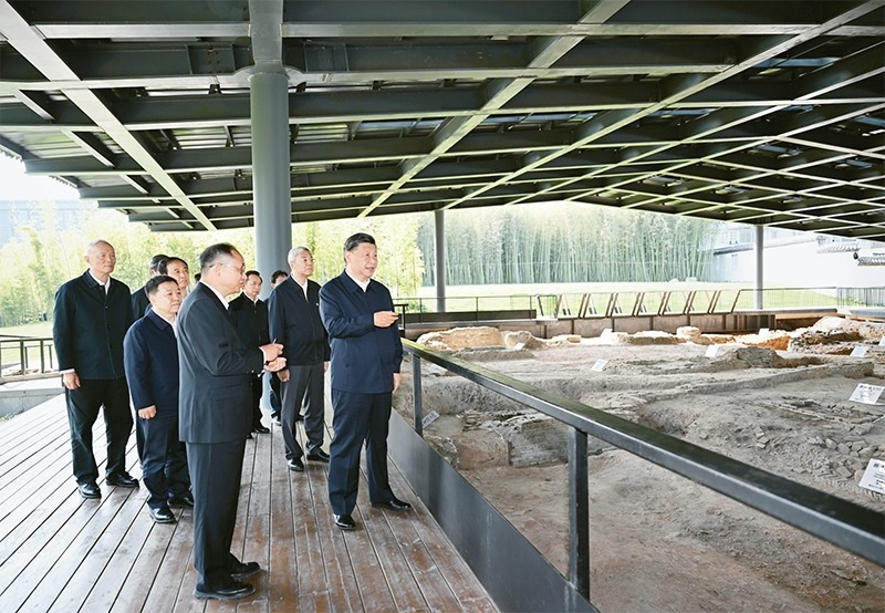 2023年10月10日至13日，中共中央總書記、國家主席、中央軍委主席習(xí)近平在江西考察。這是11日上午，習(xí)近平在景德鎮(zhèn)市陶陽里歷史文化街區(qū)南麓遺址考察。 新華社記者 謝環(huán)馳/攝