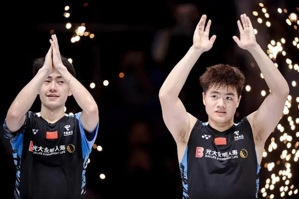 4月14日，梁偉鏗（右）/王昶在頒獎儀式上。 新華社記者 江漢攝