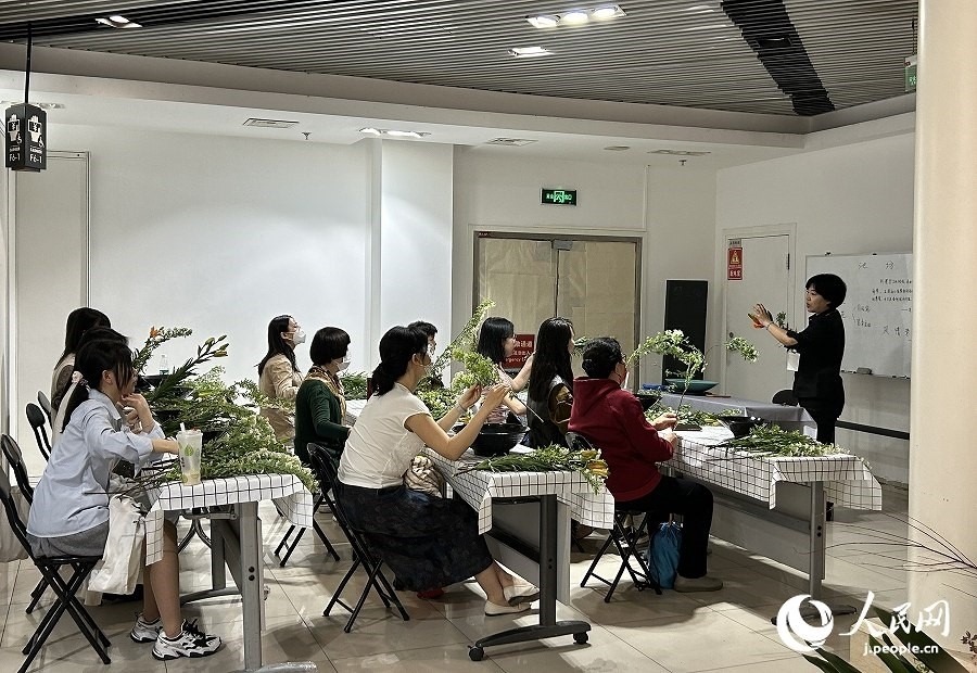 插花體驗(yàn)課。人民網(wǎng) 玄番登史江攝