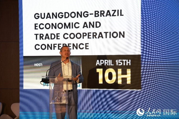 巴西里約州能源和海洋經(jīng)濟(jì)部國務(wù)秘書費(fèi)利佩·佩肖托在推介會(huì)上致辭。人民網(wǎng)記者 陳海琪攝