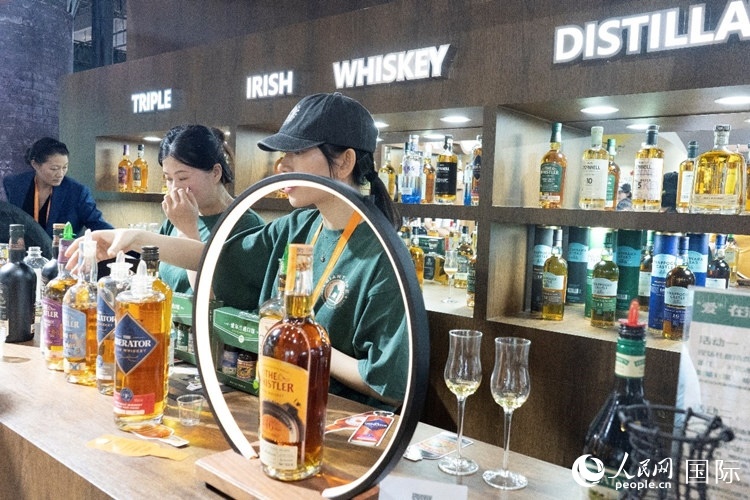 第四屆中國(guó)國(guó)際消費(fèi)品博覽會(huì)愛爾蘭國(guó)家館內(nèi)的參展商。人民網(wǎng) 常沙攝