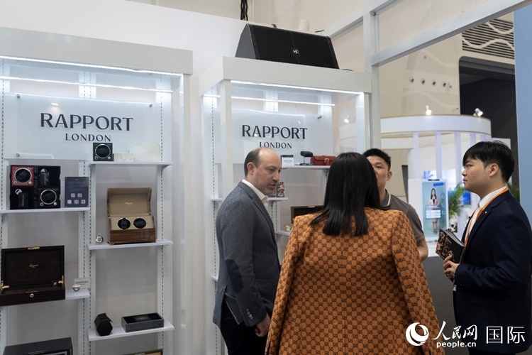 客商在第四屆中國(guó)國(guó)際消費(fèi)品博覽會(huì)英國(guó)國(guó)家館內(nèi)交談。人民網(wǎng) 常沙攝
