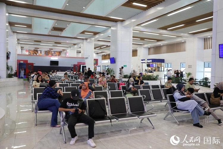 乘客在雅萬高鐵雅加達哈利姆站候車。人民網(wǎng)記者 曹師韻攝