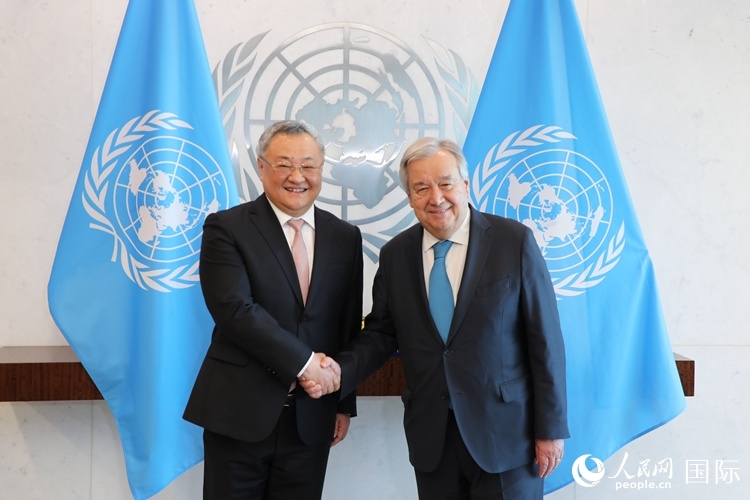 4月16日，中國(guó)新任常駐聯(lián)合國(guó)代表、特命全權(quán)大使傅聰在紐約聯(lián)合國(guó)總部向聯(lián)合國(guó)秘書(shū)長(zhǎng)古特雷斯遞交了全權(quán)證書(shū)。 人民網(wǎng)記者 李志偉攝