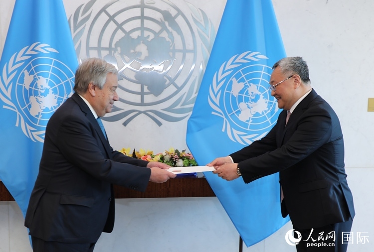4月16日，中國(guó)新任常駐聯(lián)合國(guó)代表、特命全權(quán)大使傅聰在紐約聯(lián)合國(guó)總部向聯(lián)合國(guó)秘書(shū)長(zhǎng)古特雷斯遞交了全權(quán)證書(shū)。 人民網(wǎng)記者 李志偉攝