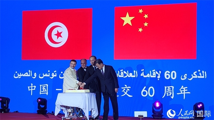 與會(huì)嘉賓共同切紀(jì)念蛋糕，從左至右分別為突尼斯國(guó)家旅游局局長(zhǎng)侯賽因、突尼斯駐華大使阿迪勒·阿拉比、外交部副部長(zhǎng)鄧勵(lì)、中國(guó)人民對(duì)外友好協(xié)會(huì)副會(huì)長(zhǎng)李?？?。人民網(wǎng)記者 萬(wàn)宇攝