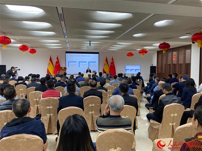 季奕鴻律師主講法律知識(shí)。人民網(wǎng)記者 范劍青攝