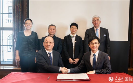 活動簽約現(xiàn)場。實習生 劉船攝