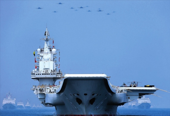 制空作戰(zhàn)梯隊(duì)飛越航母編隊(duì)上空（2018年攝）。 張雷攝