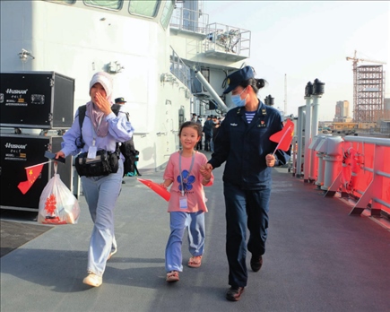 海軍軍艦赴蘇丹緊急撤離我在蘇丹人員。圖為海軍官兵帶領(lǐng)同胞登艦（2023年4月26日攝）。丁家興攝