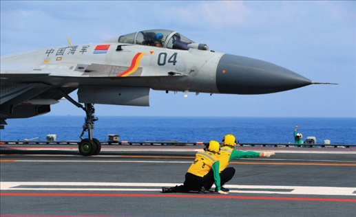 遼寧艦起飛助理作出放飛手勢，殲-15艦載戰(zhàn)斗機(jī)起飛（2020年4月攝）。張凱攝