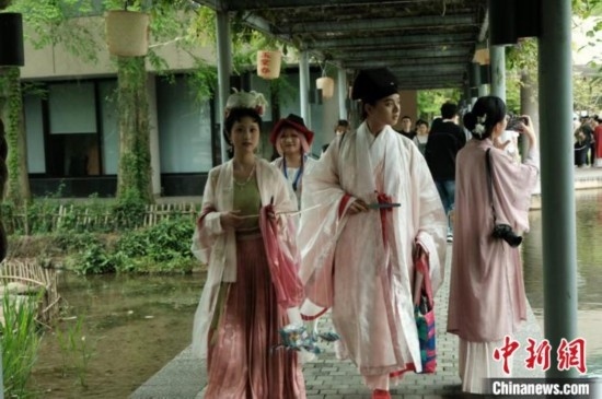 年輕人盛裝過“漢服節(jié)”。毛瑜 攝