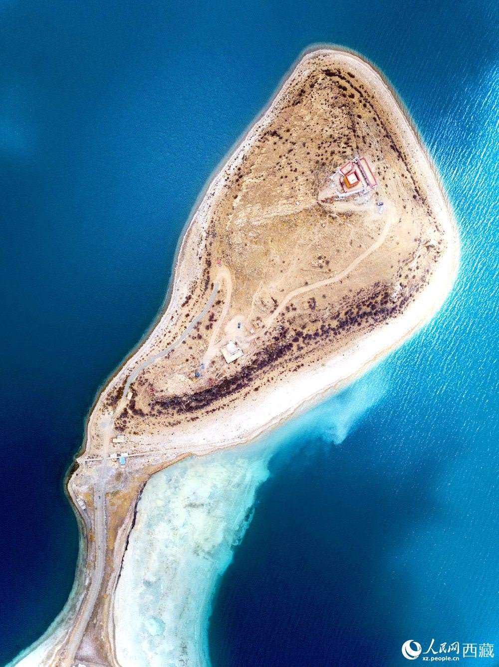 無人機視角下的西藏羊卓雍錯日托寺風光。人民網(wǎng)記者 次仁羅布攝