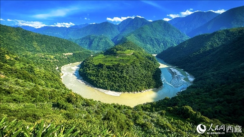 風景秀麗、植被繁茂的西藏林芝市墨脫縣果果塘大拐彎。人民網(wǎng)記者 次仁羅布攝