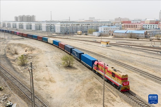 4月21日，中歐班列緩緩駛出二連浩特鐵路口岸（無人機(jī)照片）。 新華社發(fā)（張海峰攝）
