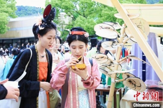 漢服愛好者逛集市。中國(guó)絲綢博物館 供圖