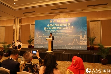 中國駐印尼大使館文化參贊周斌在活動開幕式上致辭。人民網(wǎng)記者曹師韻攝