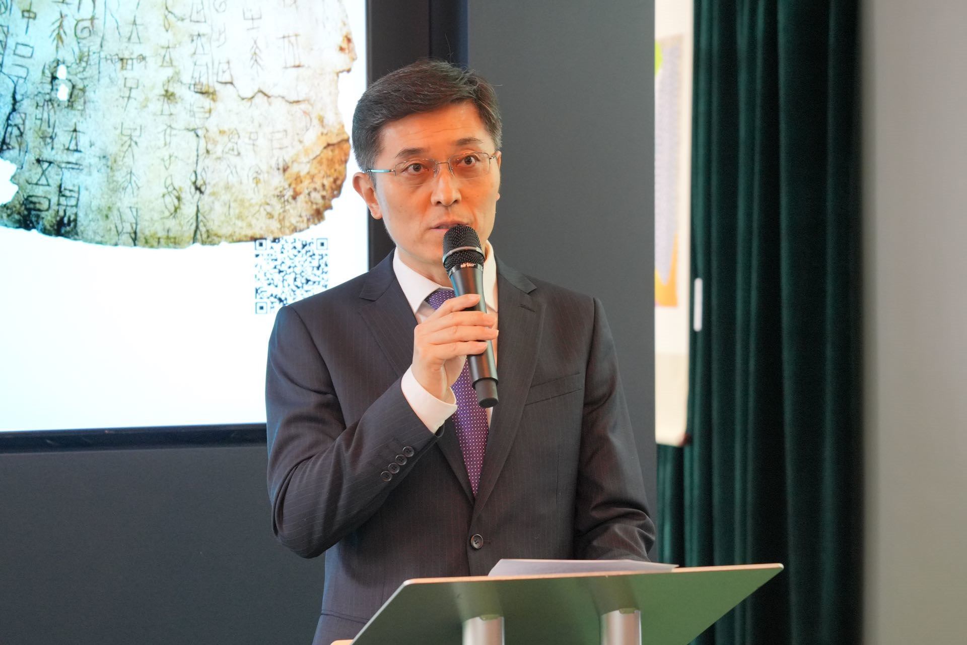 中國(guó)駐英國(guó)使館公使楊曉光致辭。主辦方供圖