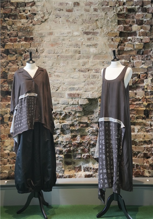 展覽展示的以中國(guó)文字為創(chuàng)作靈感的服裝《心經(jīng)》。主辦方供圖