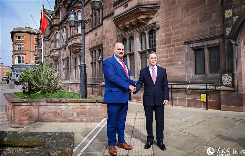 圖為中國駐英國大使鄭澤光在考文垂市政廳會(huì)見現(xiàn)場(chǎng)。人民網(wǎng) 郭錦標(biāo)攝