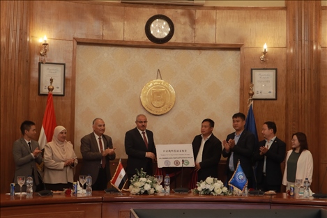 蘇伊士運(yùn)河大學(xué)語音教室正式揭牌。蘇伊士運(yùn)河大學(xué)孔子學(xué)院供圖