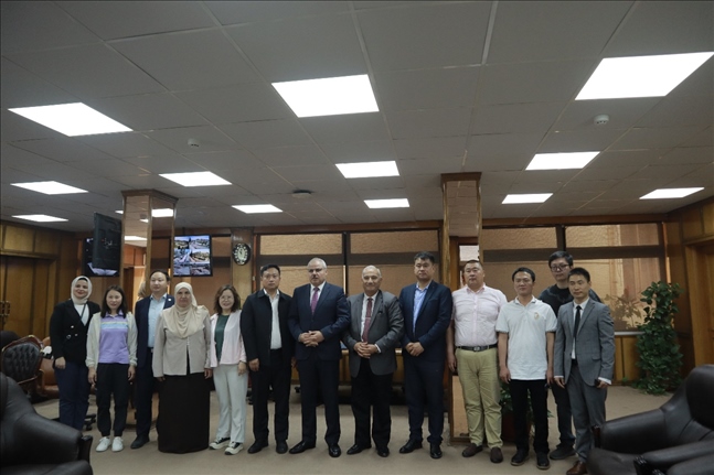 活動(dòng)現(xiàn)場合影。蘇伊士運(yùn)河大學(xué)孔子學(xué)院供圖