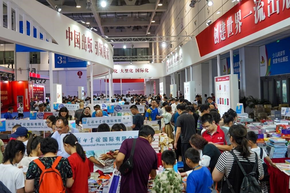 2023年7月31日，在第31屆全國圖書交易博覽會上，讀者在閱覽選購新書。新華社記者 朱崢 攝