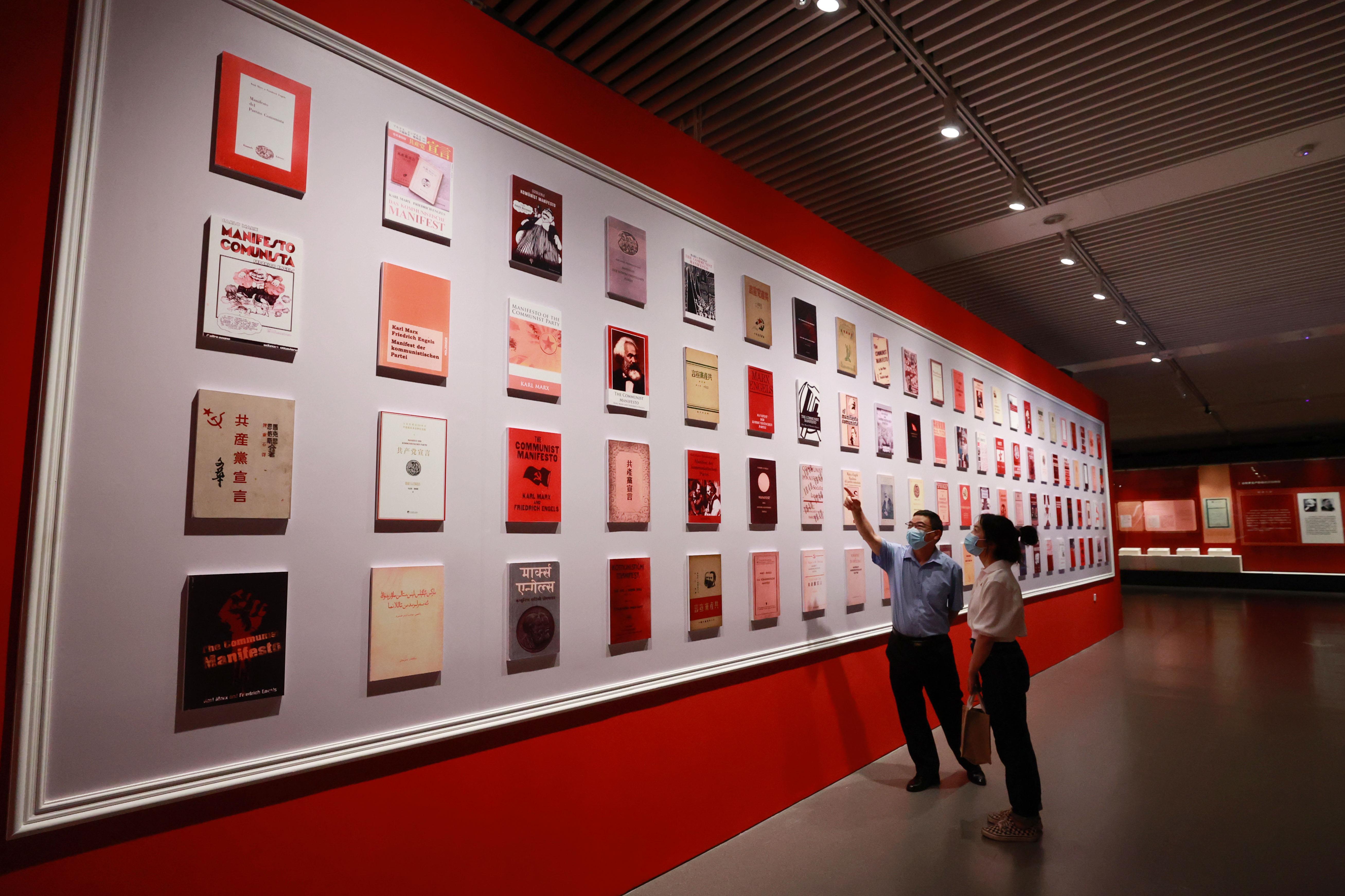 △2021年8月5日，觀眾在國家圖書館觀看不同版本的《共產黨宣言》。