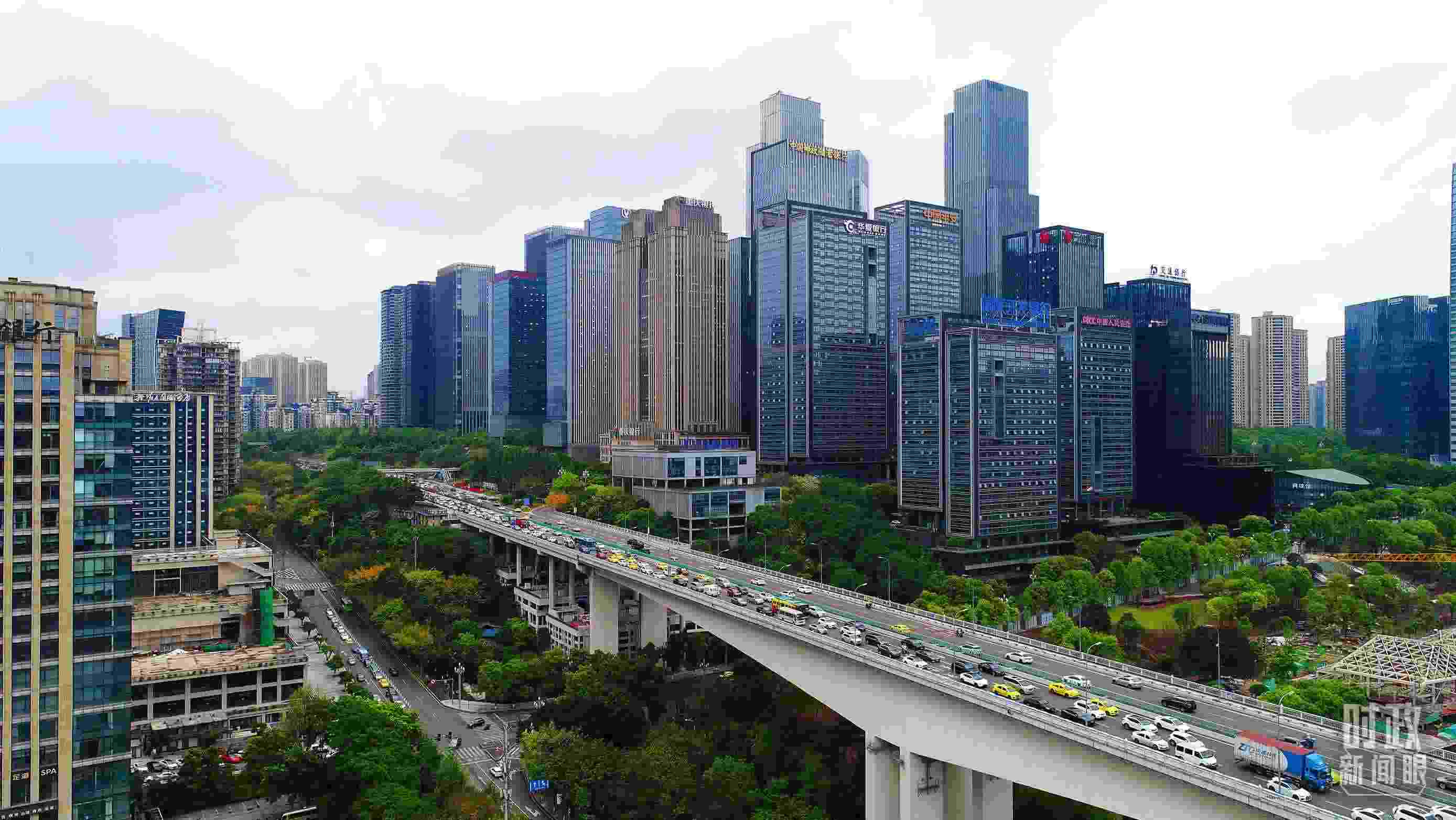 △重慶市數(shù)字化城市運行和治理中心。（總臺記者于濱拍攝）