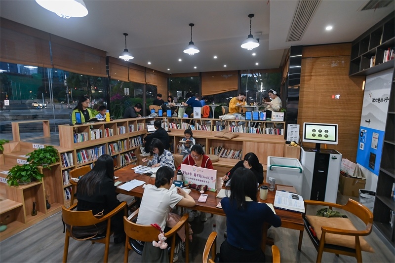 4月22日，讀者在重慶一家24小時城市智慧書房中閱讀。圖片來源：視覺中國