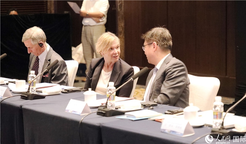 宣介會(huì)上，中外官員親切交談。人民網(wǎng)記者趙益普攝