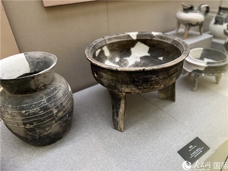 良渚博物院展出的陶器。人民網(wǎng)記者 崔越攝