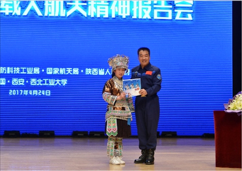 韋知月（化名）在西北工業(yè)大學(xué)與英雄航天員張曉光合影。受訪者供圖