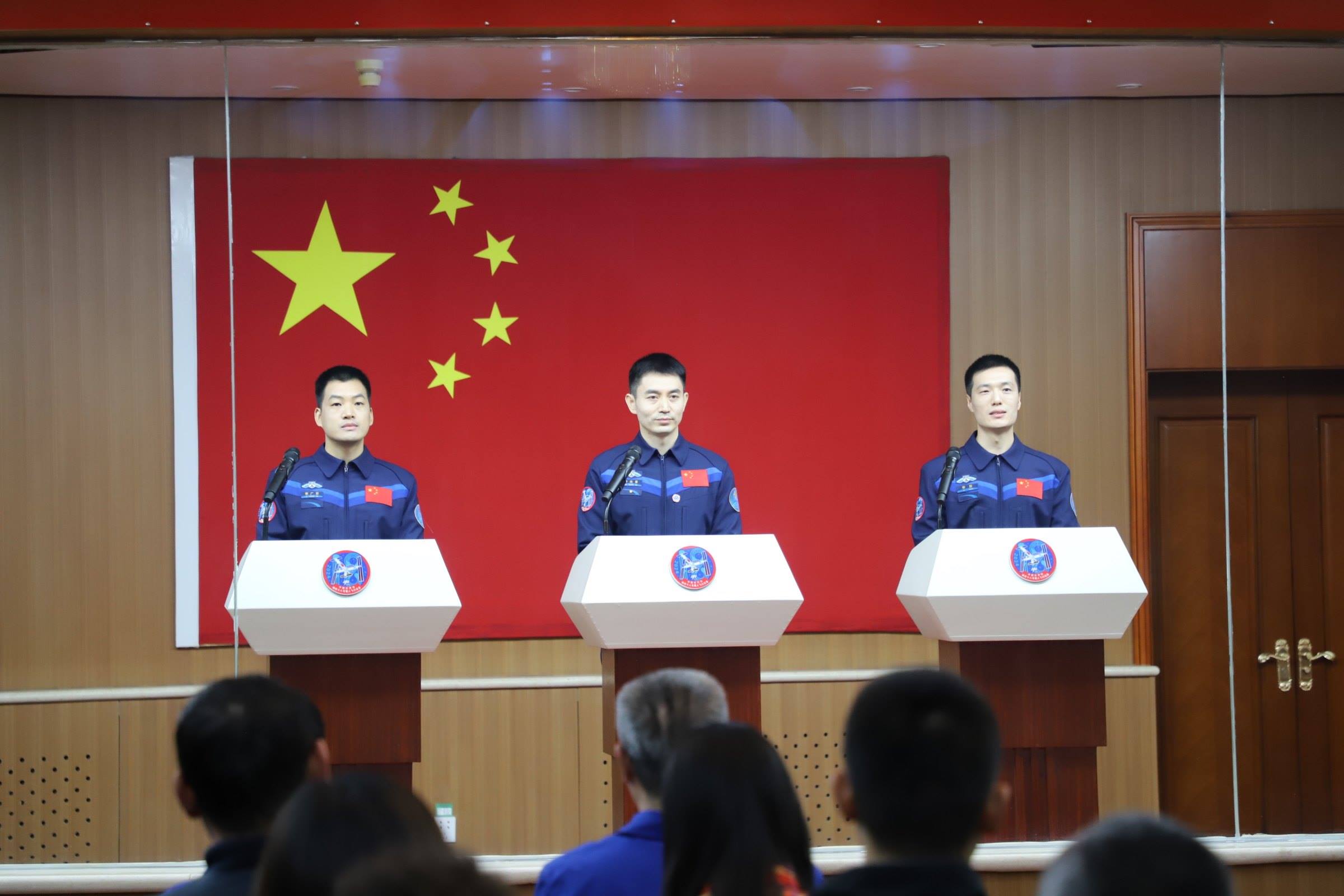 神舟十八號航天員與中外媒體記者集體見面。人民網(wǎng)記者 黃帆攝