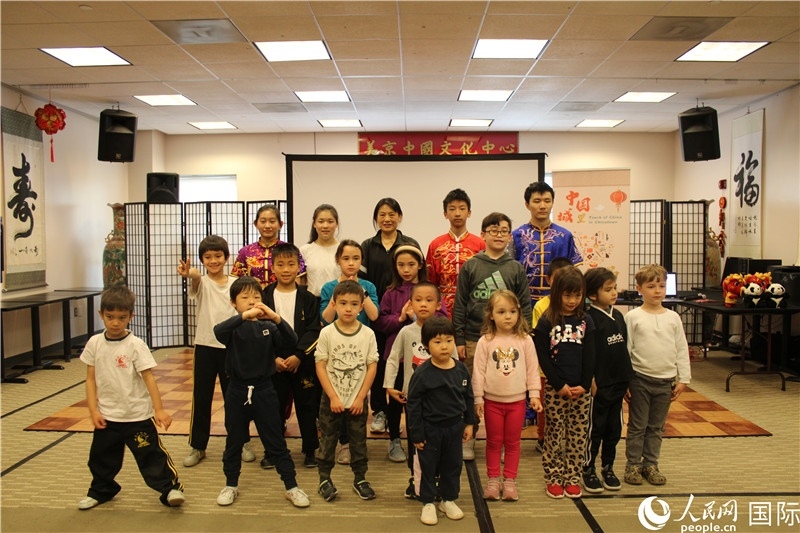 2、此次活動(dòng)是在美京中國(guó)文化中心舉辦的“中國(guó)城里品中國(guó)”系列文化活動(dòng)之一。 伊莎貝爾·羅德里格斯攝