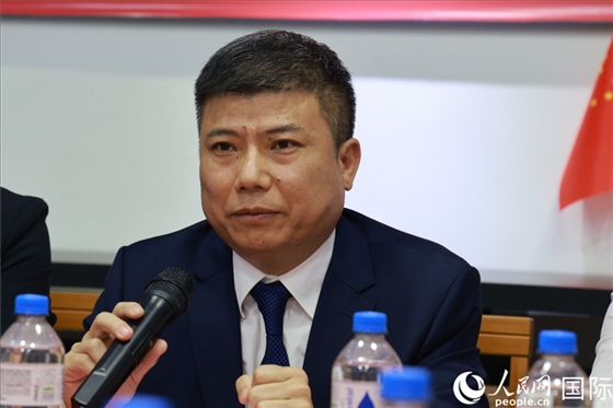 浙江省蘭溪市市委常委柳衛(wèi)東在座談會上致辭。人民網(wǎng)記者 陳海琪攝