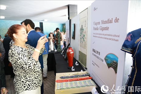 巴西民眾在活動現(xiàn)場在四川非遺前駐足觀看。人民網(wǎng)記者 陳海琪攝