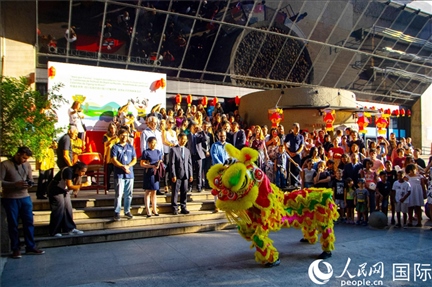 巴西民眾在里約天文館前觀看舞獅表演。四川省文化和旅游廳供圖。