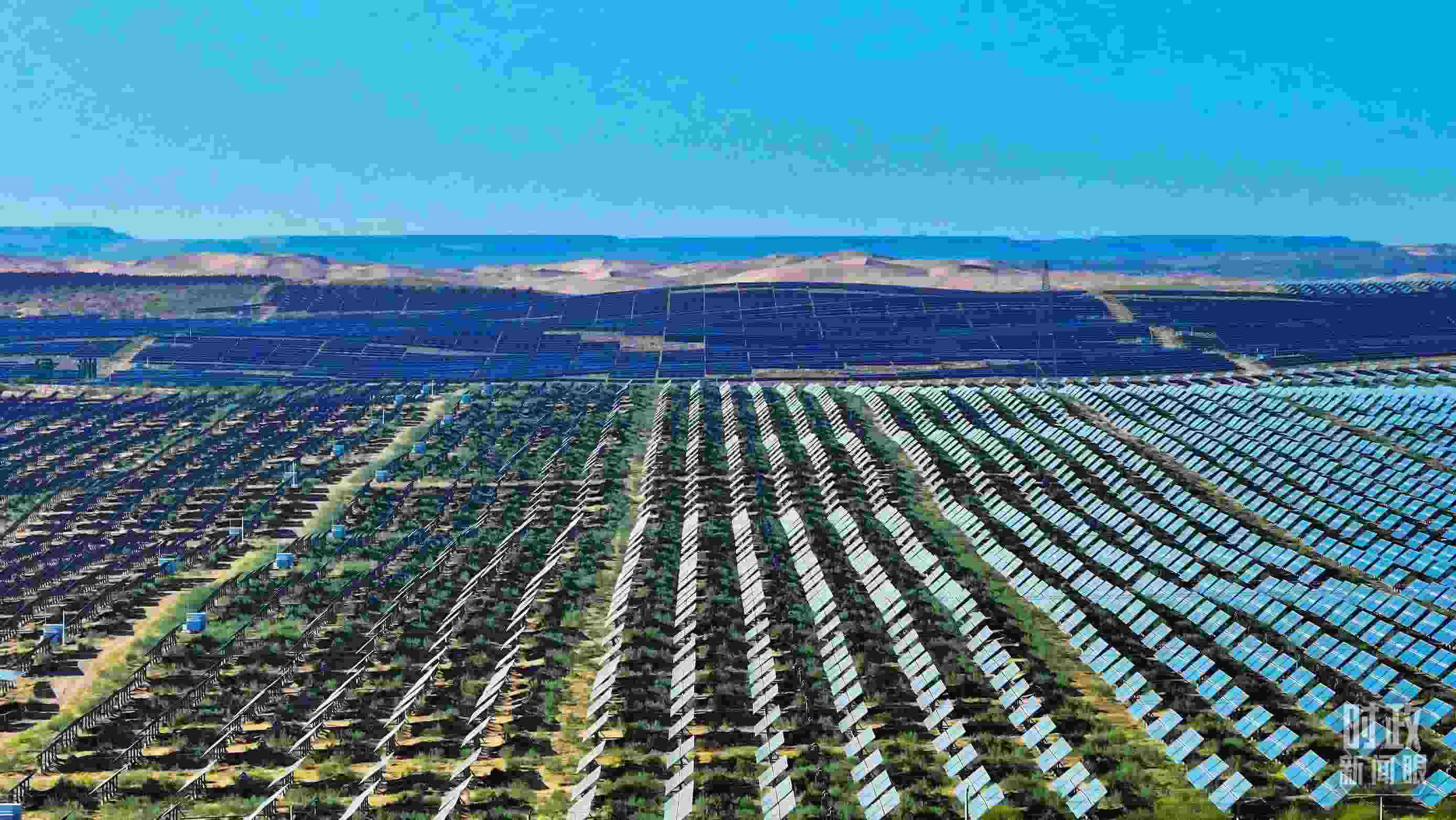 △內蒙古鄂爾多斯，庫布其沙漠新能源基地。（圖/視覺中國）