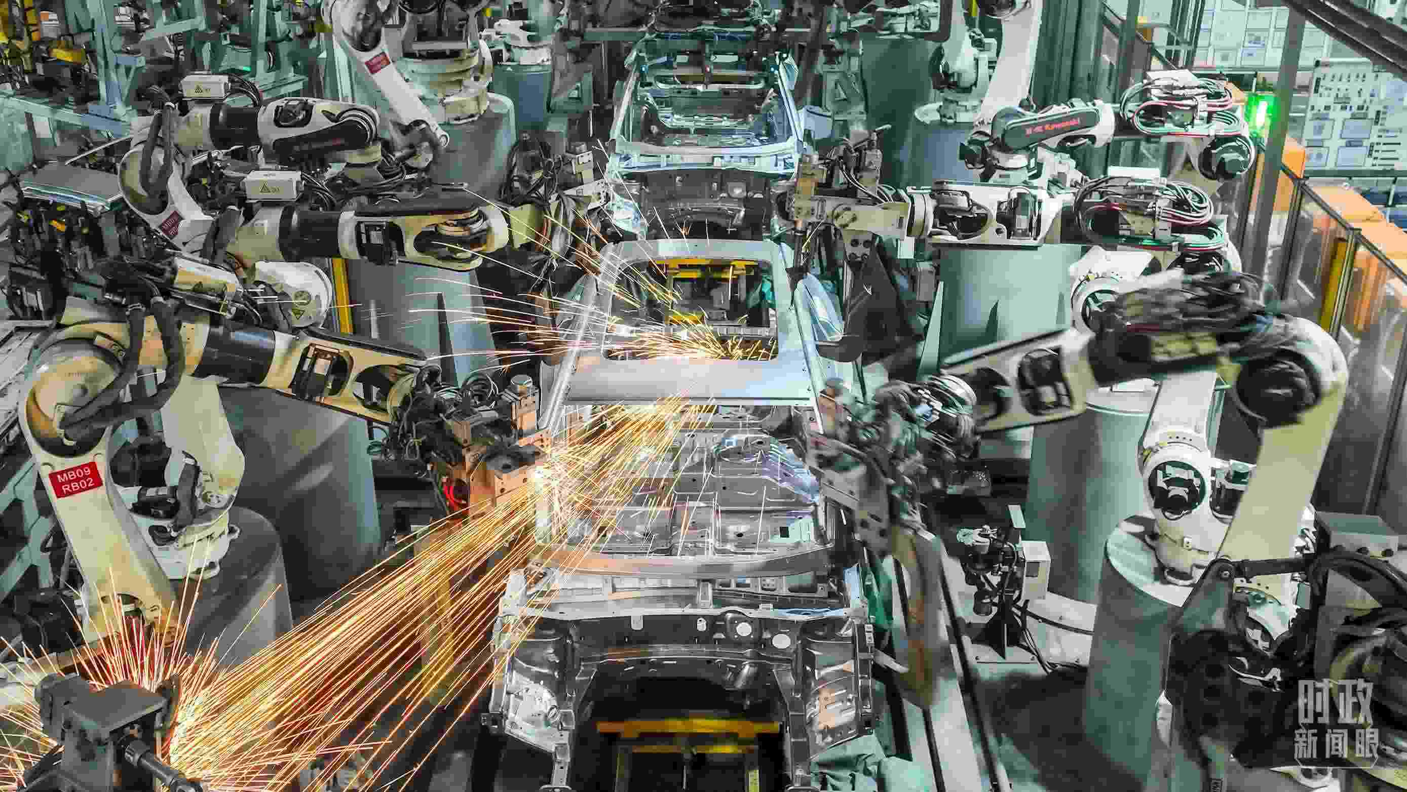  △2024年4月，重慶兩江新區(qū)的一家汽車制造企業(yè)，生產一派繁忙。（圖/視覺中國）