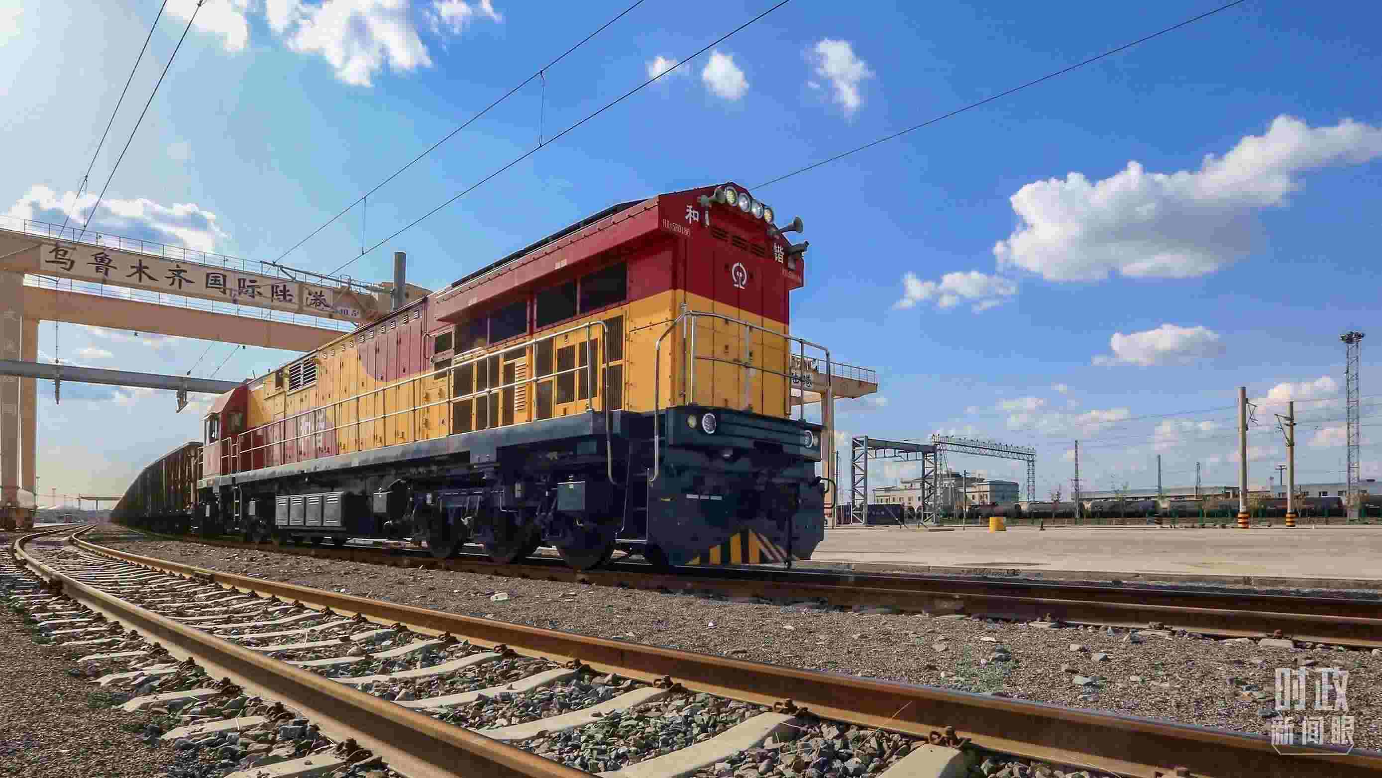 △2024年4月，烏魯木齊國際陸港區(qū)中歐班列“天山號”暢行絲路。（圖/視覺中國）