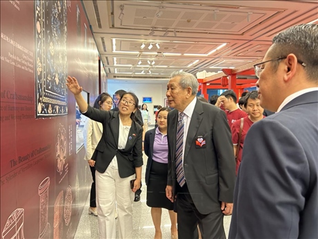 工作人員為泰國(guó)前副總理、泰中文化促進(jìn)委員會(huì)主席披尼講解展覽內(nèi)容。中國(guó)駐泰國(guó)大使館供圖