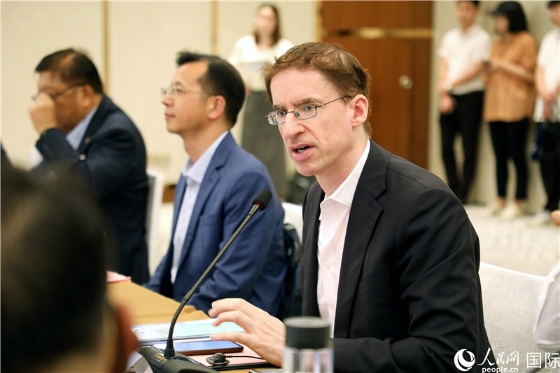 德國(guó)駐廣州總領(lǐng)事魯彥在產(chǎn)業(yè)對(duì)接會(huì)上發(fā)言。人民網(wǎng)記者趙益普攝