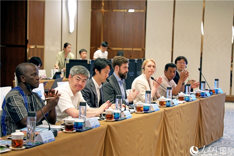 參加產(chǎn)業(yè)對(duì)接會(huì)的各國(guó)駐華使節(jié)。人民網(wǎng)記者趙益普攝