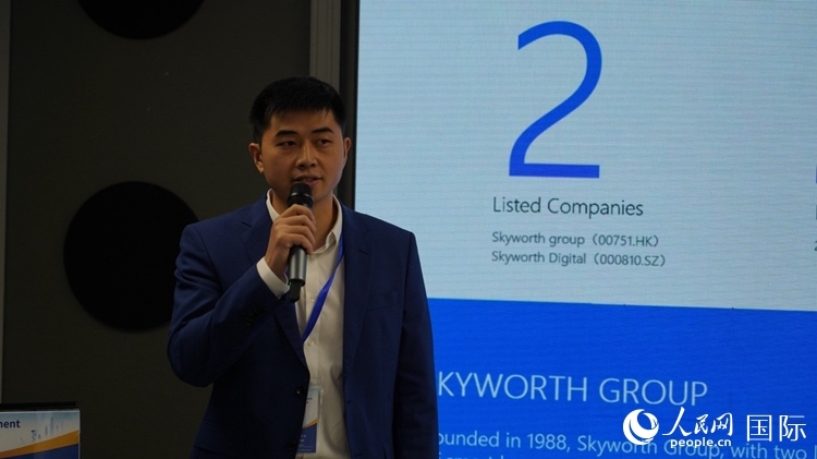 創(chuàng)維南非綠能公司總經(jīng)理倪亮介紹創(chuàng)維的破圈之路。人民網(wǎng) 劉暢攝