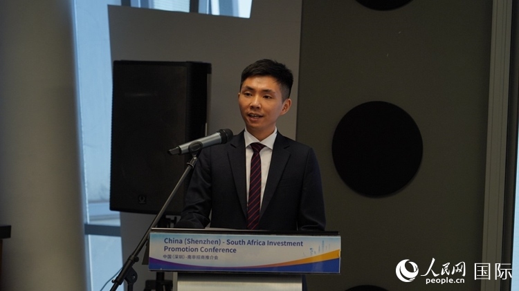 深圳市黃金珠寶首飾行業(yè)協(xié)會(huì)副會(huì)長(zhǎng)李澤鋒介紹深圳市黃金珠寶產(chǎn)業(yè)發(fā)展情況。人民網(wǎng) 劉暢攝