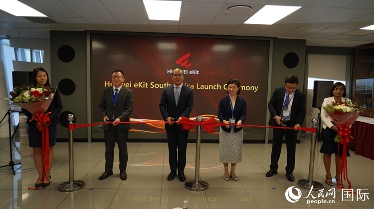 嘉賓出席華為分銷(xiāo)子品牌坤靈出海南非剪彩儀式。 人民網(wǎng) 劉暢攝