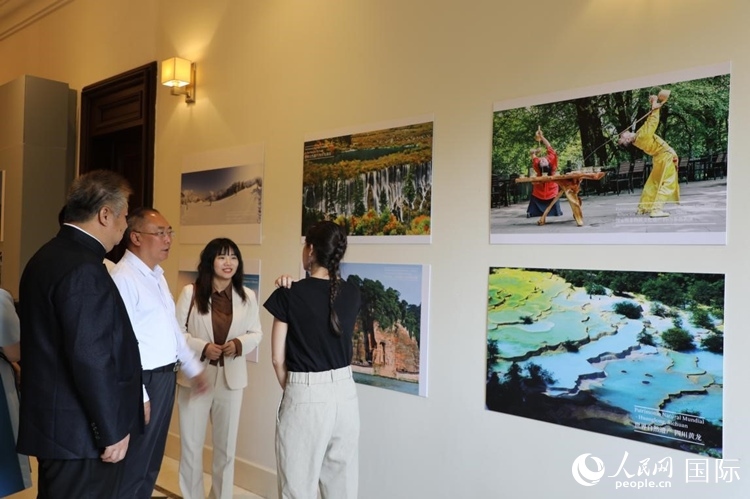 四川省文化和旅游廳副廳長(zhǎng)王成平、墨西哥松林文化中心展覽部主任盧西亞·恩里克斯·岡薩雷斯·薩拉維亞、墨西哥中國(guó)文化中心主任石岳文參觀圖片展。拍攝者為墨西哥分社外籍雇員埃內(nèi)斯托·多明戈斯