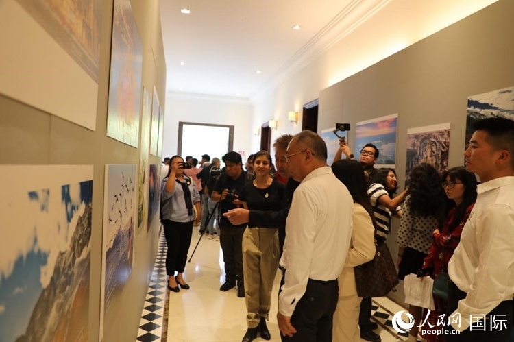 參觀者在圖片展活動(dòng)現(xiàn)場(chǎng)。拍攝者為墨西哥分社外籍雇員埃內(nèi)斯托·多明戈斯